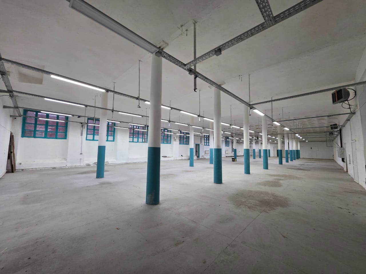 Снять  помещение свободного назначения