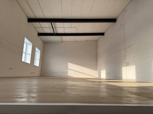 Снять  помещение свободного назначения