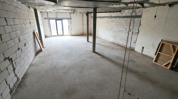 Снять  помещение свободного назначения